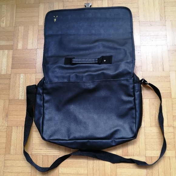 Johnnie Walker Messenger Bag - Picture 4 of 16